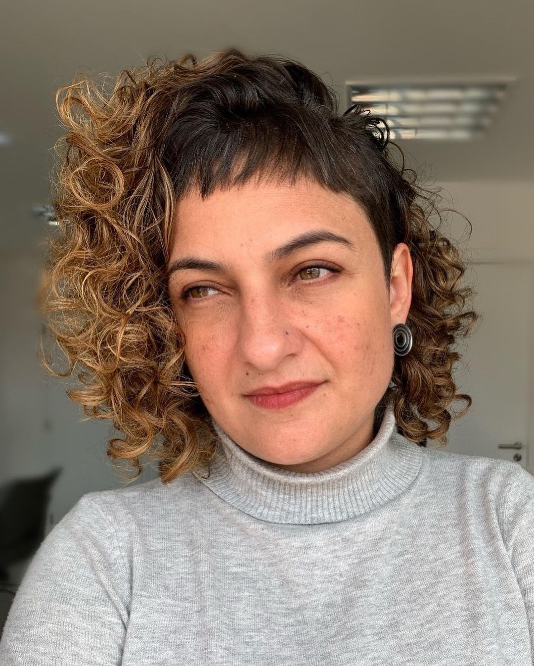 SIDECUT+ BABY BANG + CURL + GOLD BLOND = P O D E R ...#carla_hairprofessional #sidecut #sidecutstyle#curtinho #babybangs #curtinhobrasil #curtinhos #pixiecut #pixiehair #salaodebeleza #curlyhair #goldblonde #perd